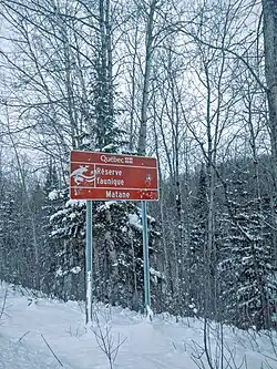 Un panneau de signalisation annonçant la réserve faunique de Matane