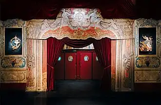 Entrée de la salle du musée des arts forains