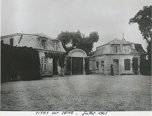 Entrée du château avec sa grande porte cochère donnant sur l'extérieur (vue depuis la cour du château).