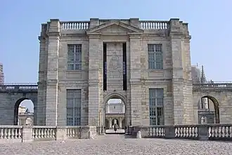 L'entrée sud (tour du Bois).