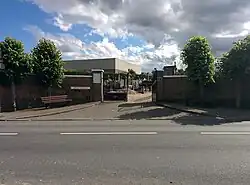 Le cimetière et le panneau indiquant les tombes militaires du Commonwealth.