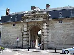 Entrée principale, boulevard de l'Hôpital.