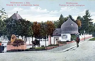 L'ancienne entrée du parc, au croisement de la rue du jardin zoologique et de la rue de la 9e division d'infanterie coloniale.
