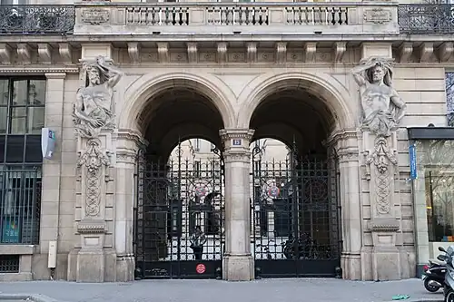 No 15 : façade d'immeuble (1892) avec le passage de la Cour-des-Fermes.