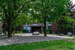 Description de l'image Entrée principale École secondaire Antoine de Saint-Exupéry.jpg.