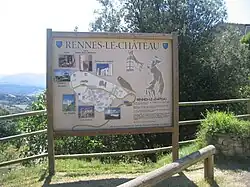 Panneau d'information des visiteurs situé dans le village.