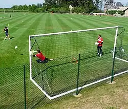 Photo montrant les deux gardiens d'Évian, Bertrand Laquait et Johann Durand, s'entraînant. À droite, Bertrand Laquait regarde Johann Durand, situé à gauche, exécutant un arrêt.