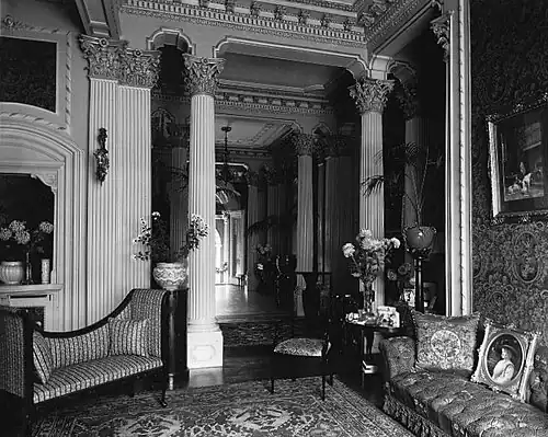 Hall d'entrée depuis le petit salon (1902)