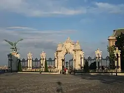 Le portail d'entrée du palais.