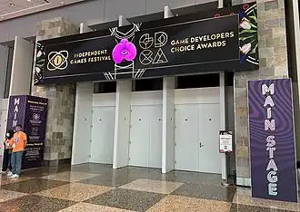 Elle prend place dans la plus grande salle du centre de convention, qui est ouverte au public.