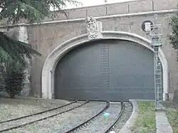 Vue du portail fermé franchissant le mur Léonin pour accéder au Vatican