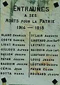 La plaque en marbre aux 18 noms du monument aux morts.