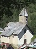 Église paroissiale des XIIIe et XVIIe&nbsp;siècles à clocher asymétrique et toit en bardeaux de mélèze.