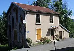 Ancienne école d'Entre-les-Fourgs qui a fermé en 1983.