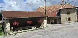 Fontaine-lavoir au centre du hameau.