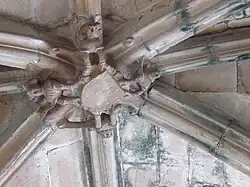 Personnages portant un blason.