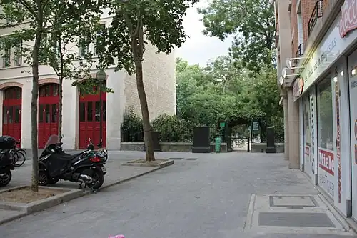 L’entrée du square Violet sur la place Violet.