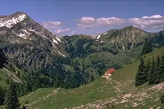 Vue des faces est de l'Entschenkopf (à gauche) et du Schnippenkopf (à droite).