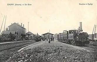 La gare en 1910.A gauche, les voies de la Compagnie du Nord, à droite celles du  Vélu-Bertincourt