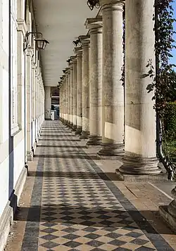 L'extérieur de la maison romaine avec ses colonnes