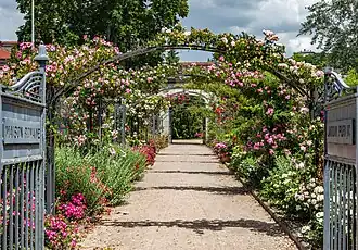 L'entrée de la roseraie