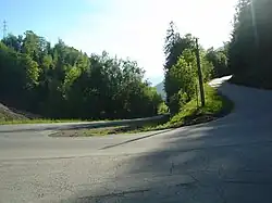 Grandes lignes droites entrecoupées d’épingles au début de l’ascension.