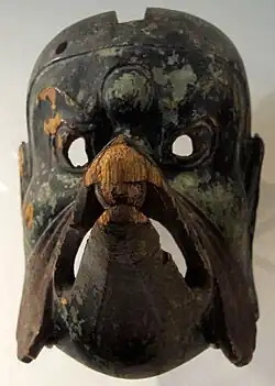 Masque de Gigaku. Époque de Nara (710 -794). Japon, VIIIe&nbsp;siècle. Bois laqué et peint. H : 28,3 cm. Musée Guimet, Paris.