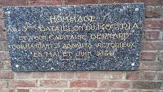 Plaque à la mémoire du 3e&nbsp;bataillon du 140e&nbsp;RIA et à son capitaine Bernard, qui commanda 3 assauts victorieux lors de la Bataille de France, en mai-juin 1940.