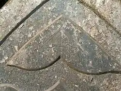 Photographie d'une pierre funéraire gravée, en ardoise