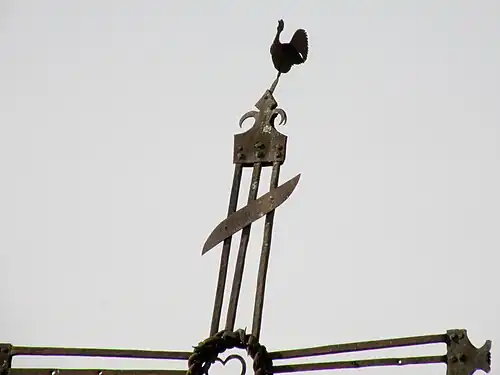 Détail du coq au sommet de la croix.