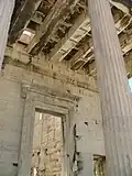 Maçonnerie, porte, linteaux en pierre, panneaux de plafond à caissons de l'Érechthéion.