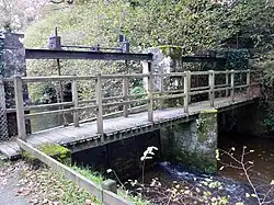 Passerelle enjambant l'Odet au niveau de l'écluse située entre Stang Luzigou et Coat Piriou (en Ergué-Gabéric)