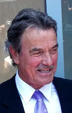 Eric Braeden interprète le père de Robin.