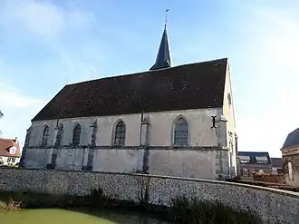 La mare, au pied du nord de l'église.