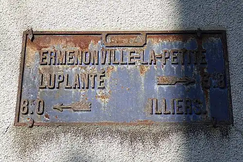 Plaque de cocher au centre du bourg.