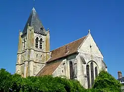 L'église Saint-Martin depuis l'est, avec son chœur du début du XIIIe&nbsp;siècle.