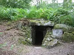 L'entrée de la grotte des ossements.
