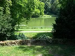 Le Théâtre de Verdure ; au fond l'étang, la Launette étant cachée par la pente.