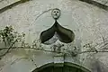 Ermitage de Saint-Sorlin - sculpture du XIXe s. d'une tête de saint Saturnin au-dessus du porche