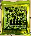 Jeux de cordes pour basse 5 cordes d'Ernie Ball.