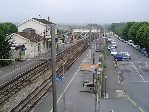 Quais de la gare d'Esbly, à 2,5&nbsp;km de la mairie.