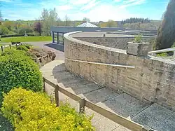 L’escalier en pente douce qui relie le centre Jeanne Courtel à l’accueil.
