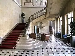 Vue frontale de l'escalier d'honneur, situé dans le vestibule de l'hôtel du Châtelet.