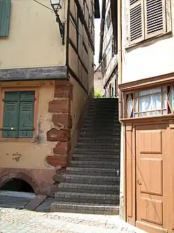 Petit escalier menant à la place par la rue de Seigneurs
