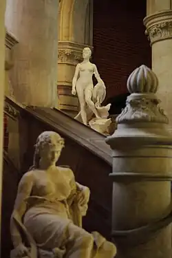 Escalier Darcy, où sont exposées des sculptures du XIXe&nbsp;siècle.