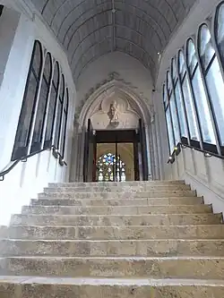 Escalier d'accès à la chapelle à partir du déambulatoire.
