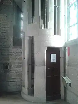 Escalier menant à la tribune