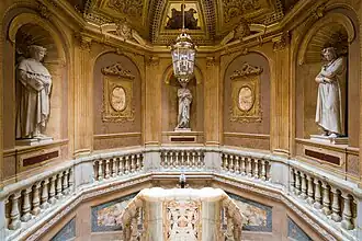 Trois statues : Dante, Virgile, Pétrarque, escalier du vestibule d'entrée, partie supérieure