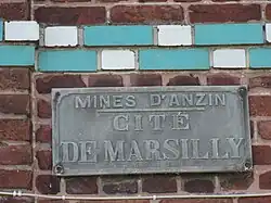 Plaque de rue indiquant « Mines d'Anzin, Cité de Marsilly ».