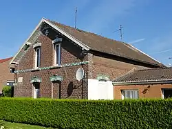 Des habitations groupées par deux, situées à l'entrée d'une cité.